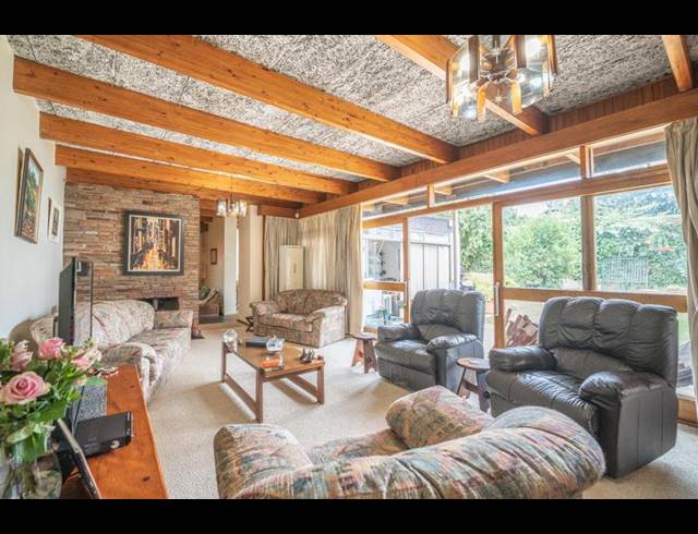 3 BEDROOM HOUSE FOR SALE IN OATLANDS